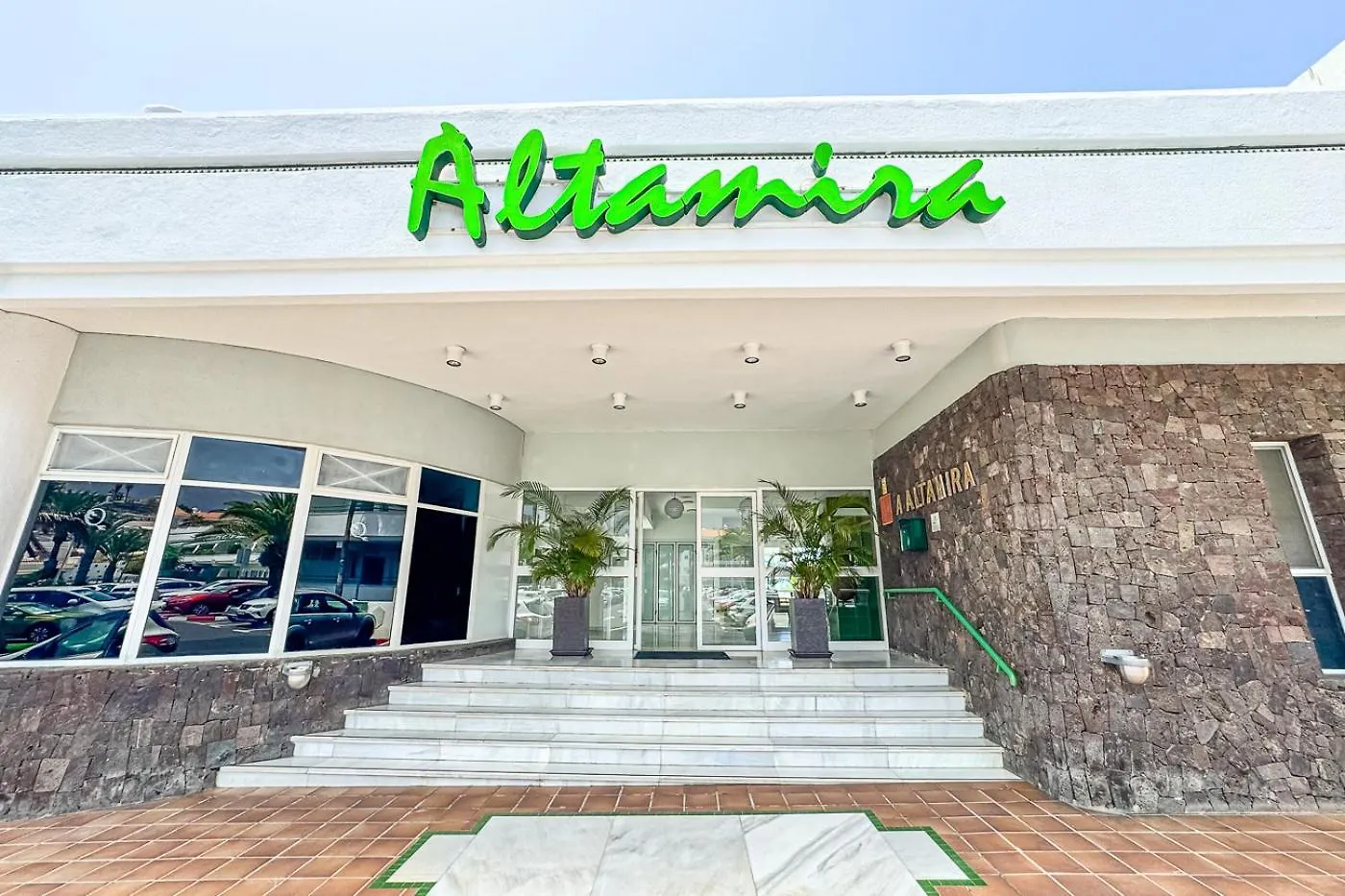 Apartment In Beachfront Complex In El Duque Area, Costa Adeje